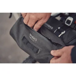 Bagagerie & Bikepacking Brooks Scape Handlebar Pouch 10 Bagagerie & Bikepacking Brooks Scape Handlebar Pouch -Magasin Dusine Antivols brooks scape handlebar pouch 3
